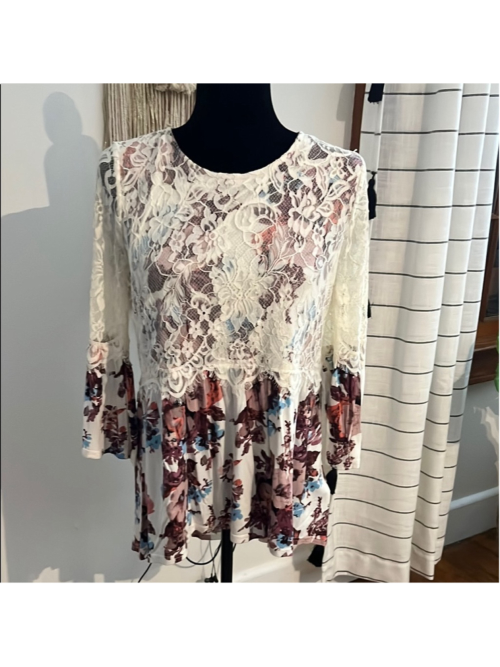 ⭐️Clearance | BKE Boutique Women's Floral Lace Blouse - Picture 2 of 9